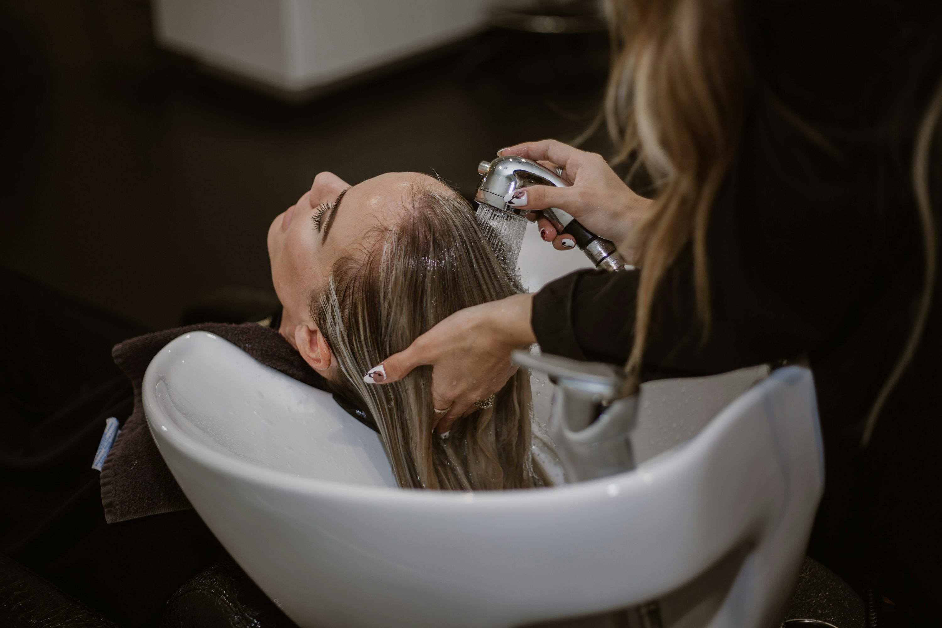 Handwerk lernt man nur, wenn es jemand zeigt. Foto: Lindsay Cash / Unsplash